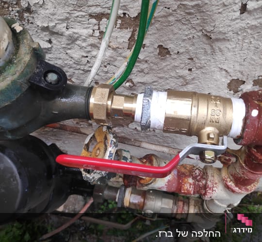 צנרת עם ברזים וכלי עבודה